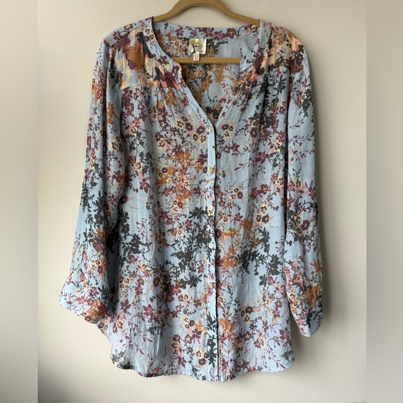 fig and flower Tops - Anthropologie Fig and Flower Floral Roll Tab Sleeve Blouse - Size 1X